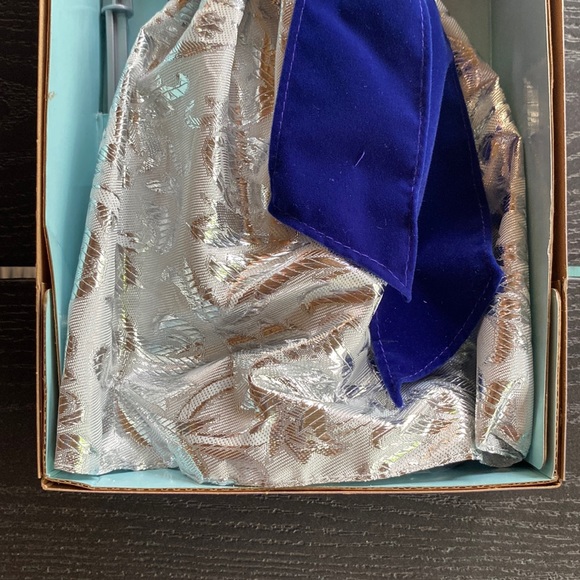 - NRFB Vintage 1995 AVON ~ Winter Velvet Barbie Doll ❄️ - Picture 4 of 14